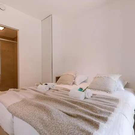 Apartament 2-br With Terrace & Bbq & Parking *